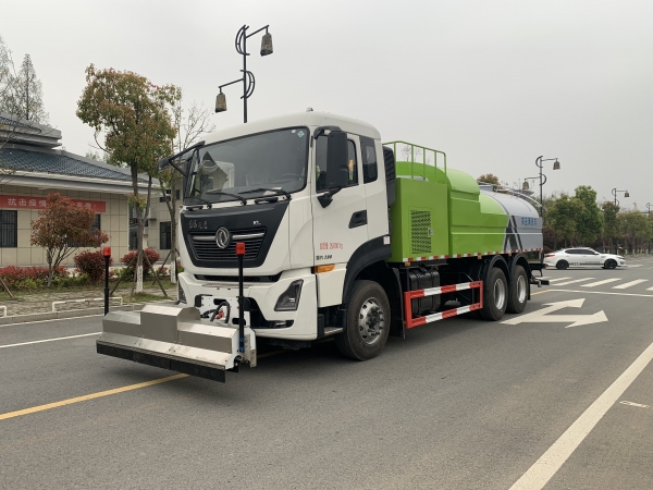 东风天龙路面清洗车