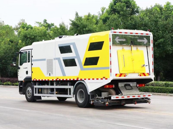 新款重汽豪沃道路污染清除车_深度保洁车